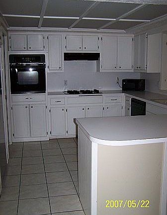 Clean, Bright Kitchen