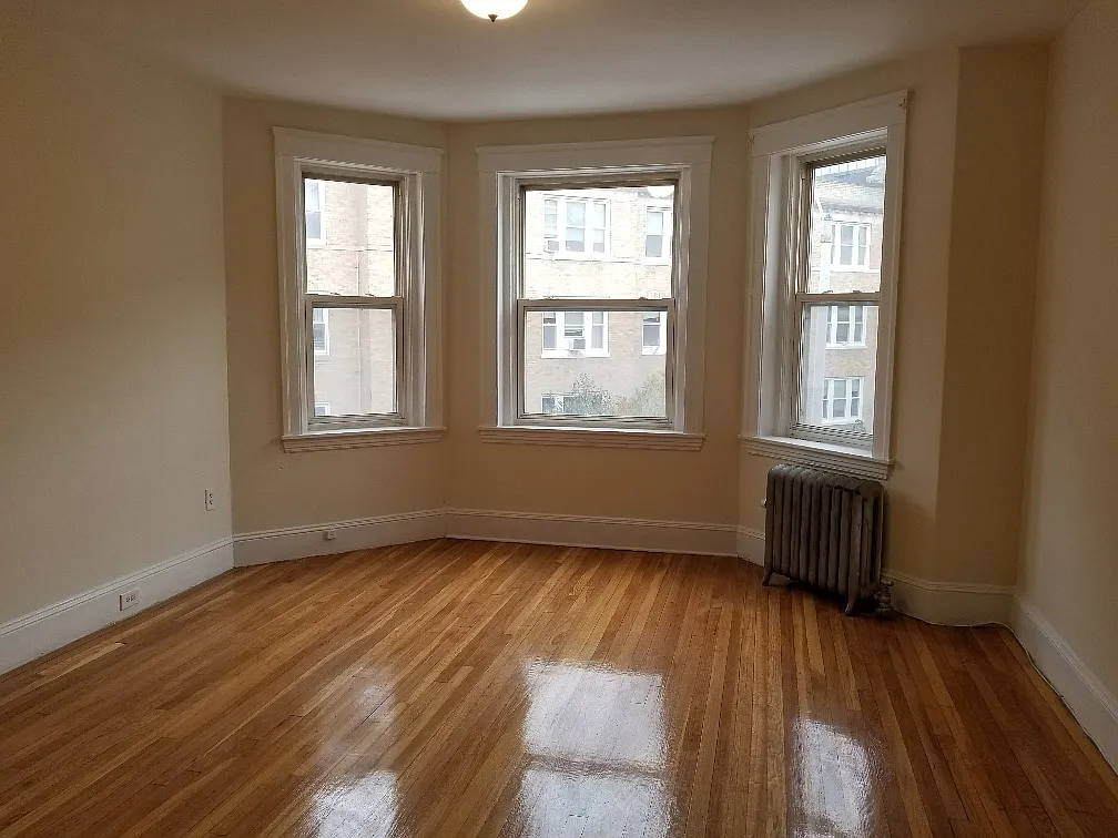 4 bed, 9999 sqft, $6,600 — Photo 1