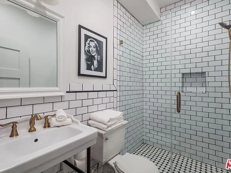 6110 De Longpre Ave #4 — Photo 10