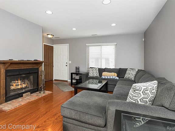 3rd image of 2451 Samoset Rd