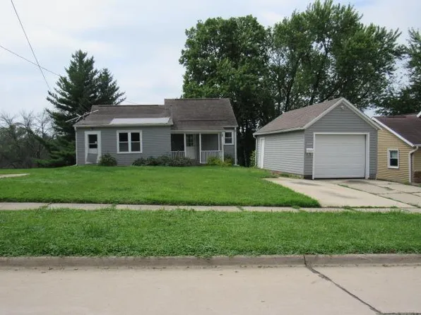 203 E 4th St, Anamosa, IA 52205