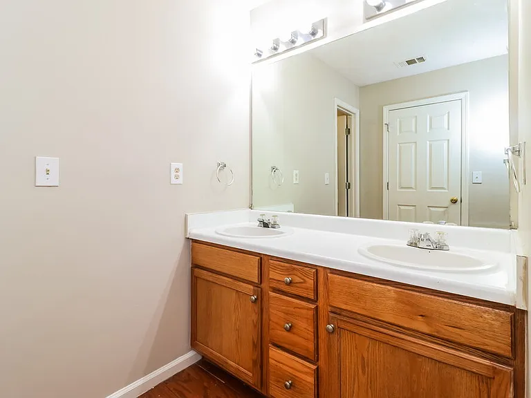 2124 Oakland Spring Dr — Photo 12
