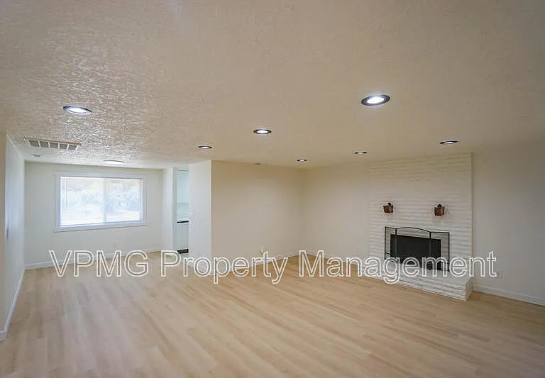 19505 NE 11th St — Photo 4