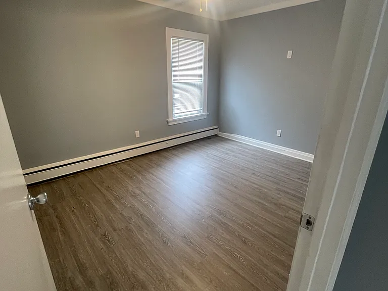 1033 Montgomery Ave — Photo 11