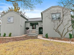 25 Shoreline Rd APT D, Lake Barrington, IL 60010