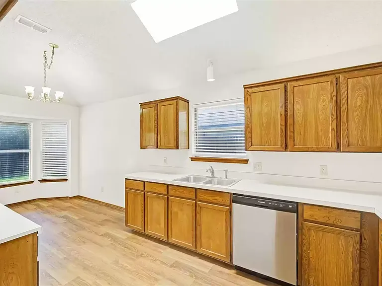 810 Castleview Dr — Photo 17