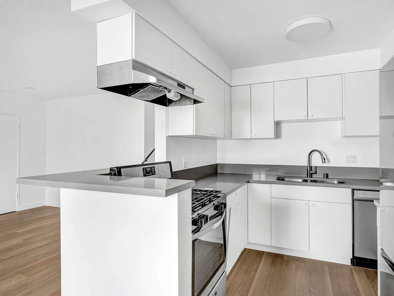 1121 California Ave, North of Wilshire in Santa Monica! — Photo 1