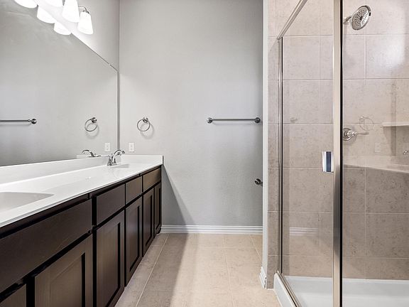 3rd image of 3201 Solana Cir