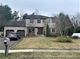 40 Ponderosa Ln, Old Bridge, NJ 08857