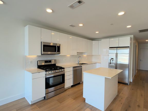 5th image of 250 Meridian St Unit 206