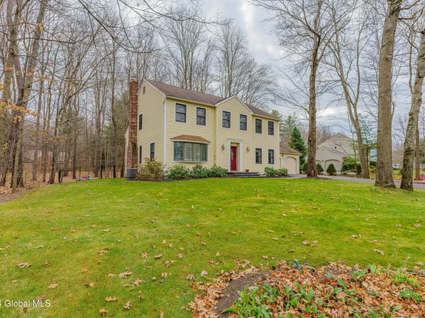 4 Woods Way, Clifton Park, NY 12065