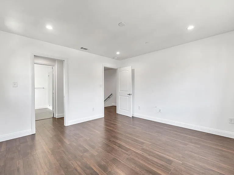 2882 W 14th St — Photo 18