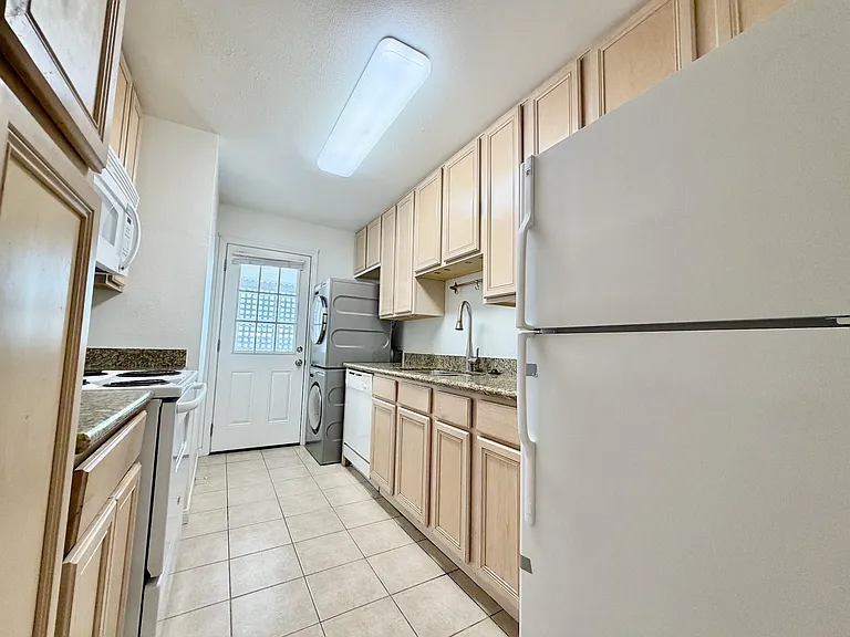 2126 Banks St #2 — Photo 30