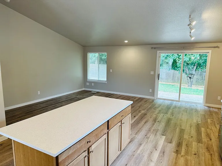 710 SE 135th Ct — Photo 8