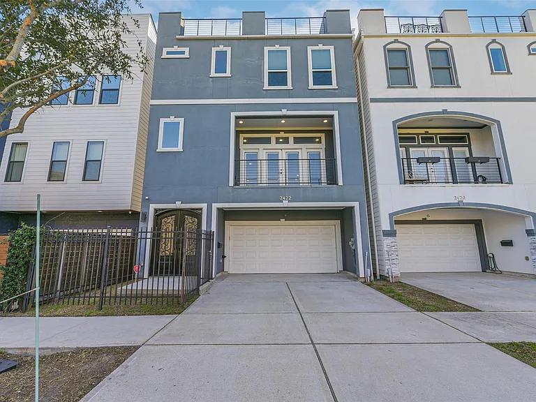 2422 Hadley St — Photo 3