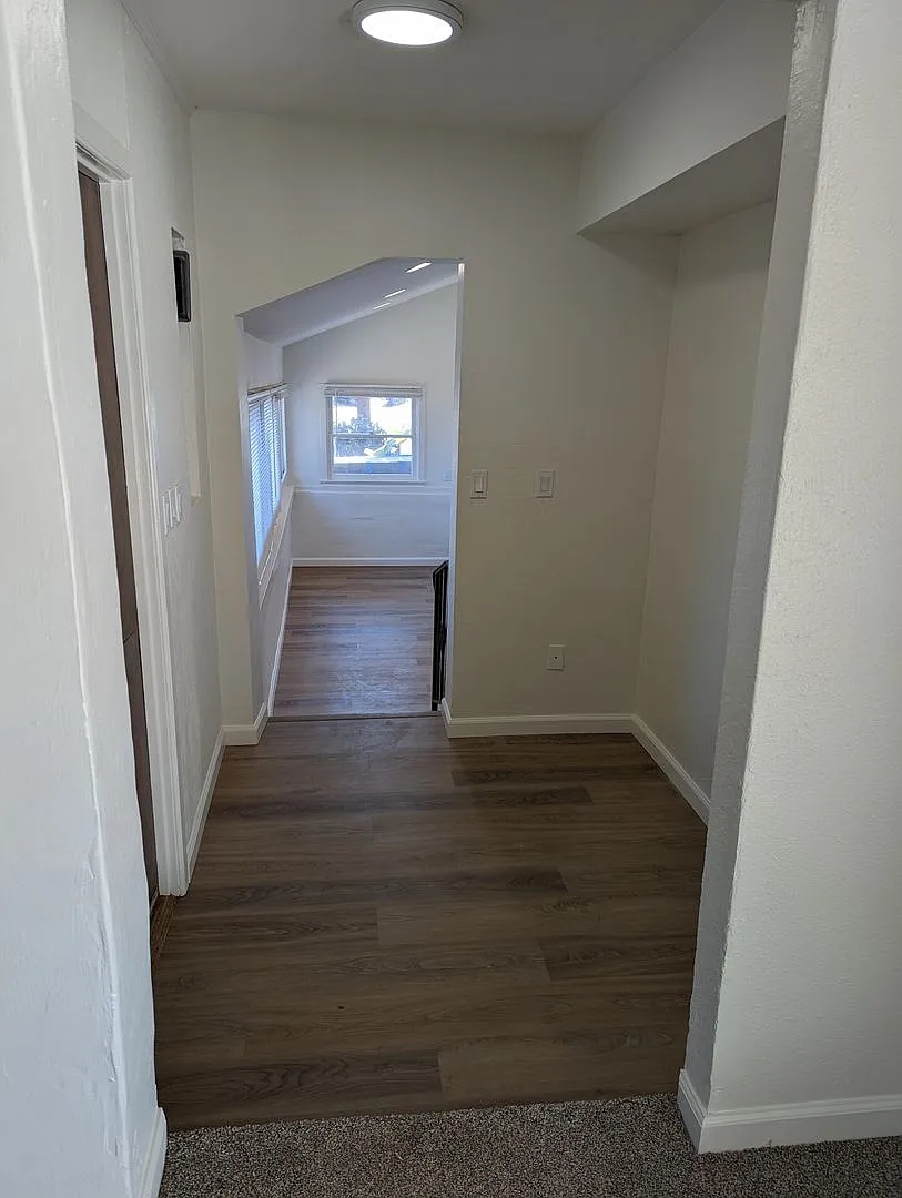 Coming Soon! Charming 2 Bed 1 1/2 Bath In Crest — Photo 4