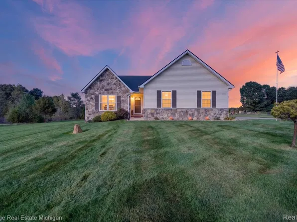 9172 Acacia Trl, Pinckney, MI 48169