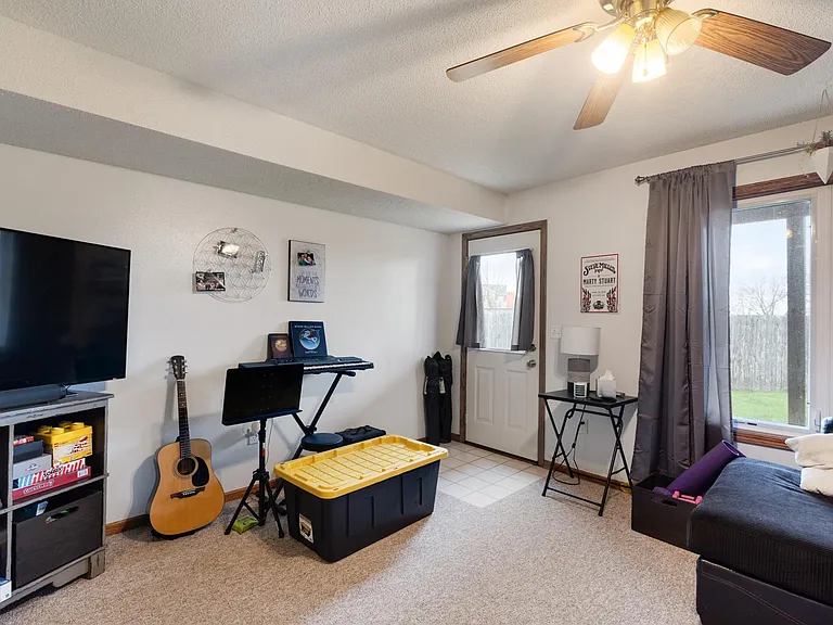 607 SE Tower Ct — Photo 14