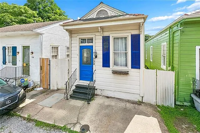 732 Pleasant St — Photo 2