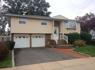 12 Block Ter, Farmingdale, NY 11735