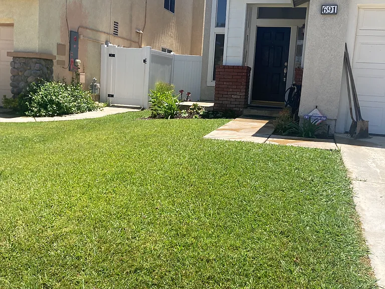 691 Avondale Dr — Photo 2