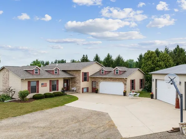 10388 Telegraph Rd, Winnebago, IL 61088