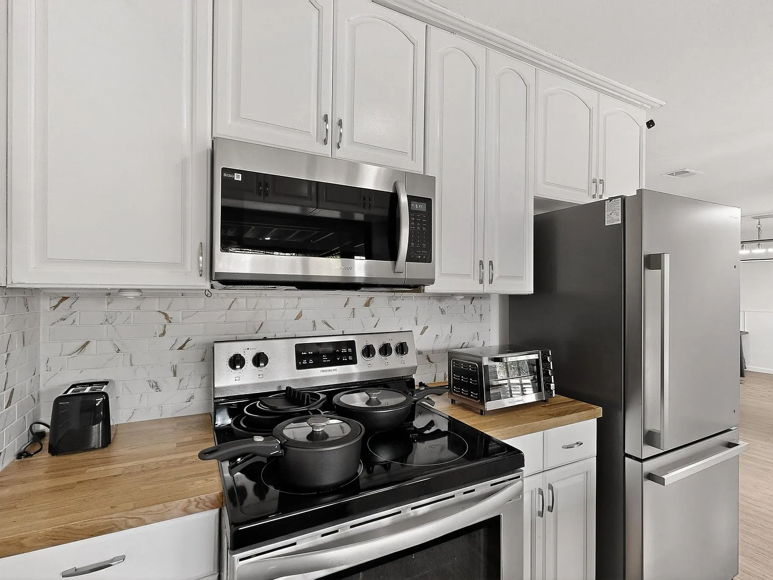 4 bed, 3.0 bath, 2357 sqft, $1,100 — Photo 4