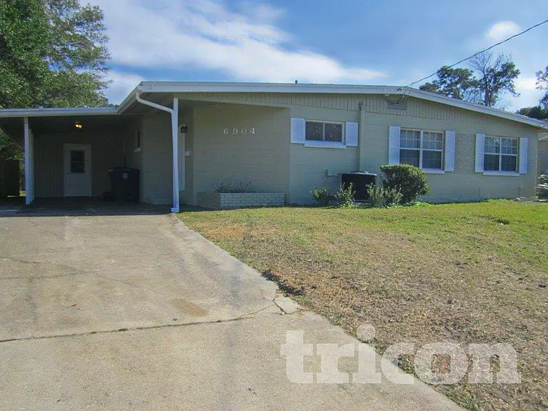 6904 Holiday Rd N — Photo 1