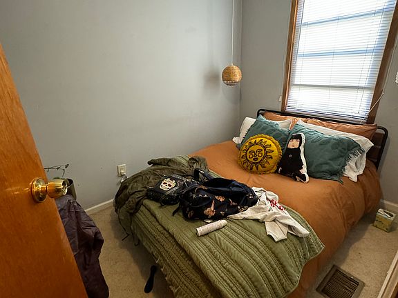 3rd image of 1941 W Huron St APT 1R