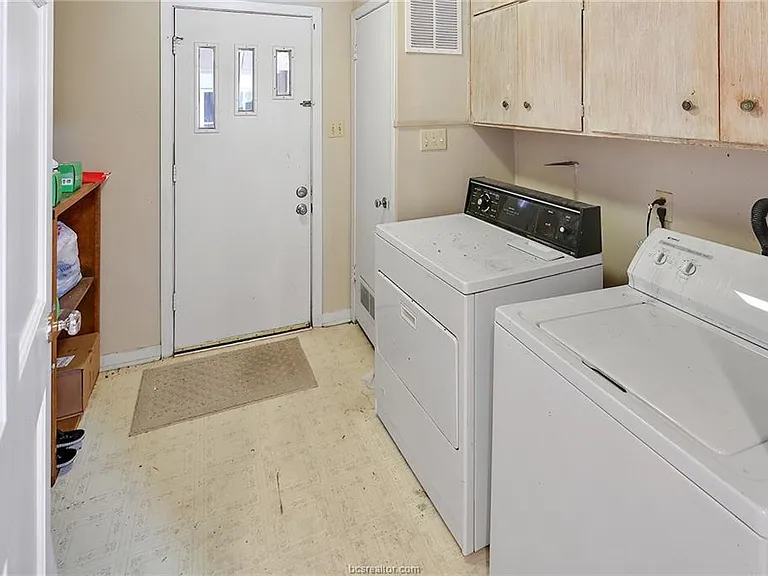 305 Brookside Dr W — Photo 20