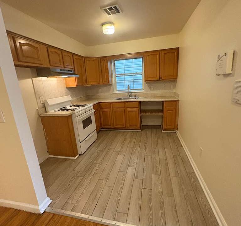 1st image of 54 Voorhees St #1