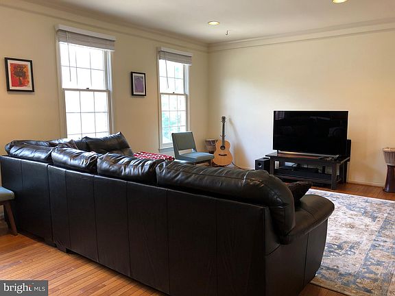 3rd image of 10926 Bloomingdale Dr