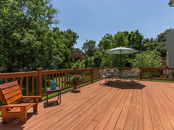 4th image of 427 Greene Ln