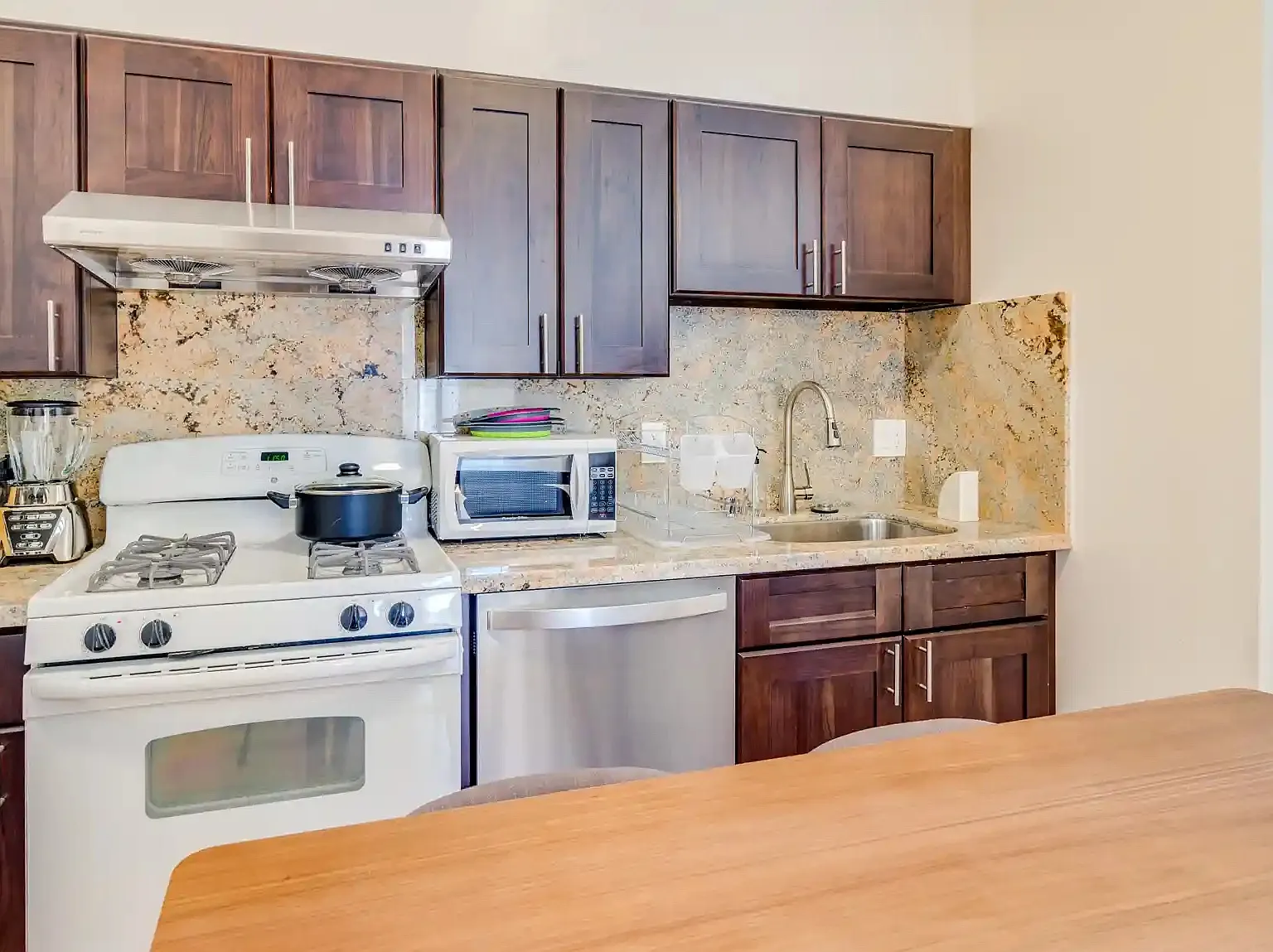 5 bed, 1580 sqft, $2,000 — Photo 2