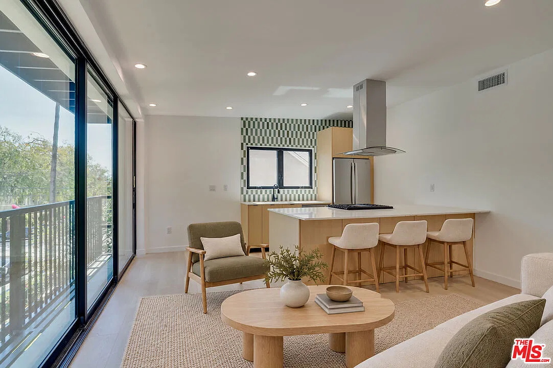 2 bed, 1.0 bath, 895 sqft, $4,950 — Photo 3