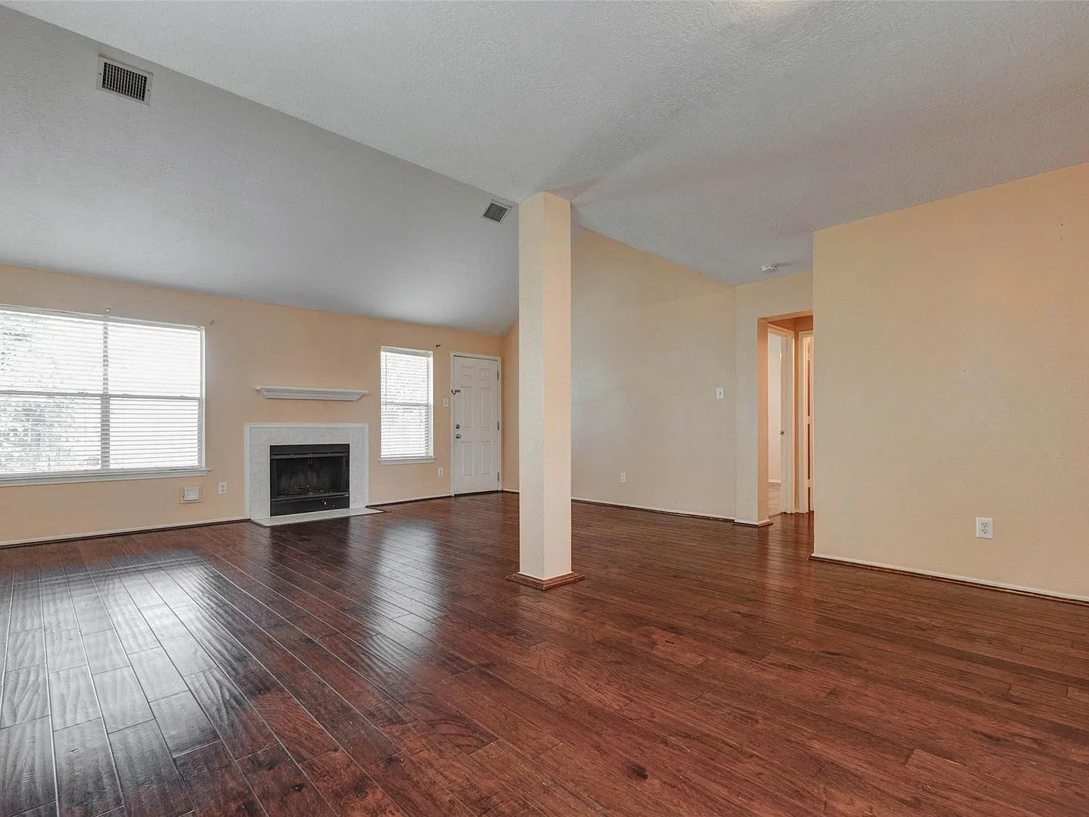 3 bed, 2.5 bath, 2164 sqft, $2,149 — Photo 3
