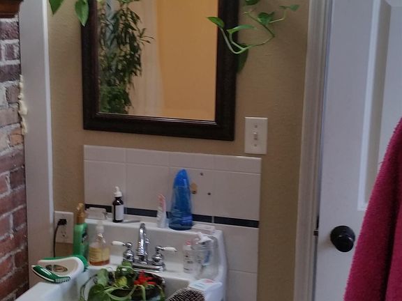 4th image of 932 E College St #16037777