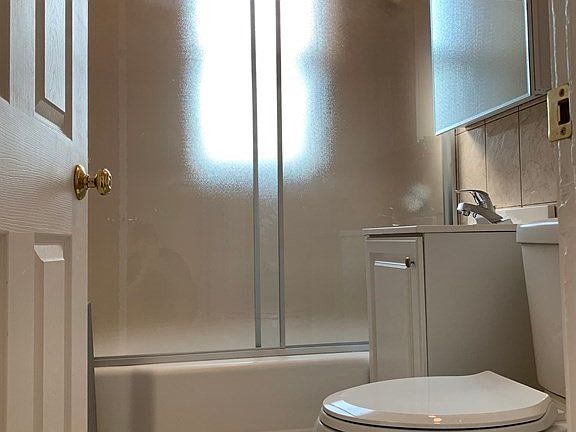 3rd image of 129 Chiswick Rd APT 17
