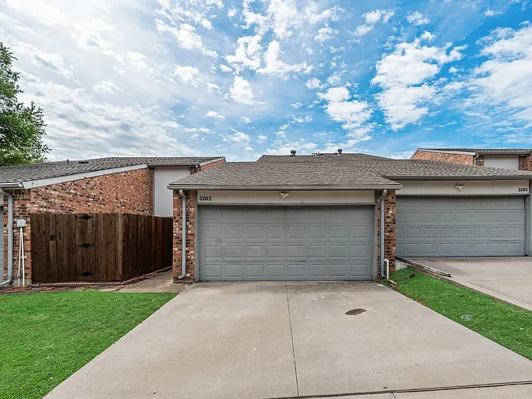 2203 Salem Dr — Photo 2