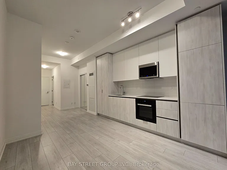 400 King St W #802 — Photo 4