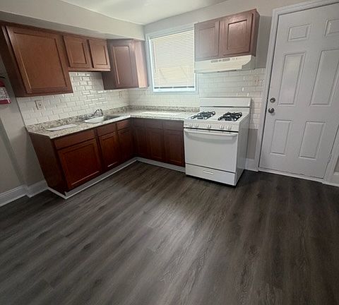 4th image of 1090 S Common Rd