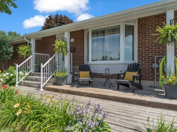 11 Chesterfield Dr, Loyalist, ON K7N 1M3