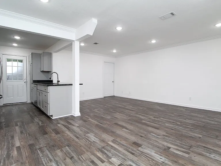 150 E Ensley St — Photo 5