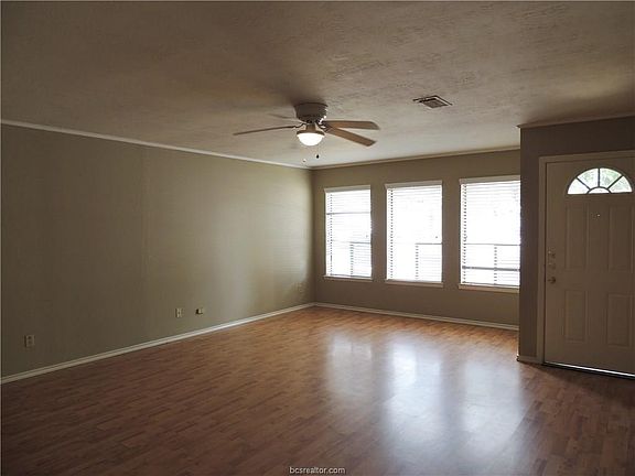 3rd image of 1010 San Saba Dr