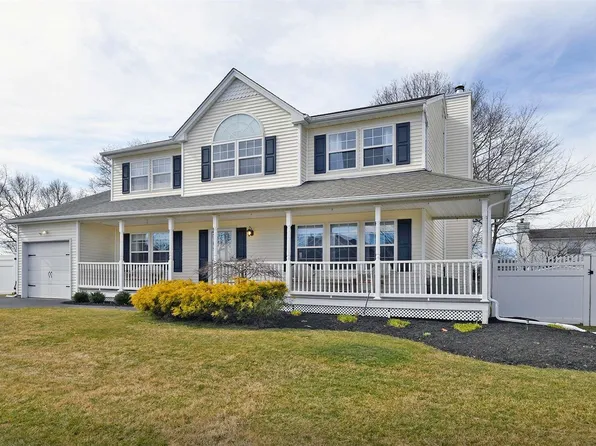 110 7th Avenue, Holtsville, NY 11742