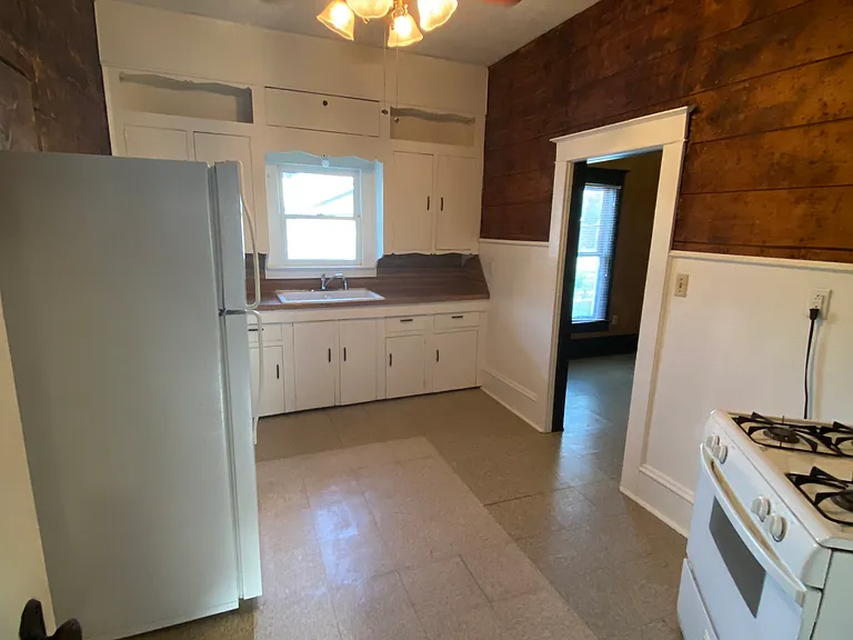 710 W Erwin Ave — Photo 10