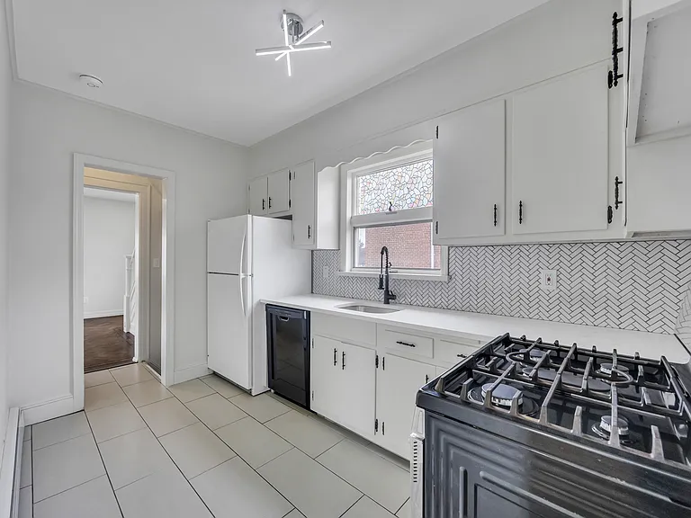 666 E Penn St — Photo 12