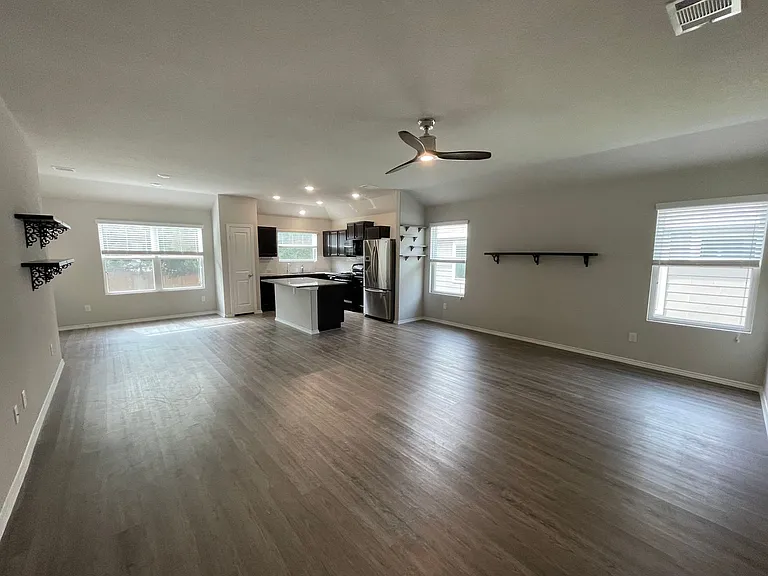 3918 Stanley Park — Photo 3