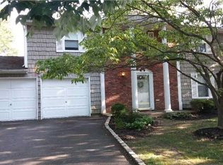 18 Hewes St, Port Jefferson Station, NY 11776