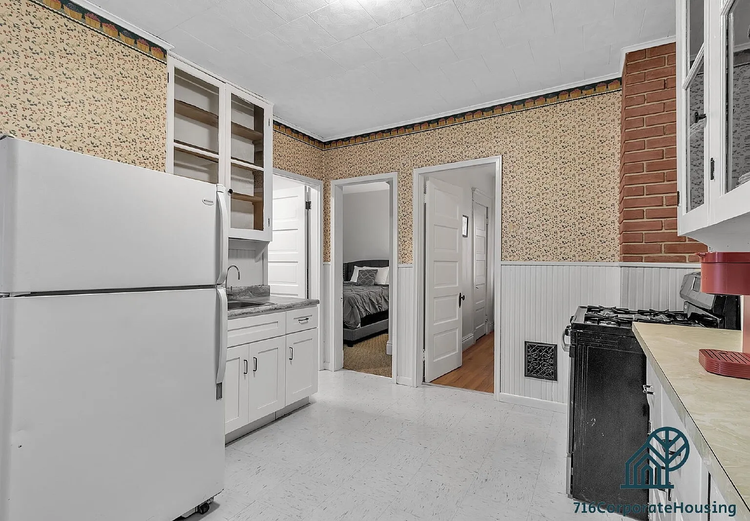 3 bed, 1.0 bath, 1000 sqft, $2,400 — Photo 4